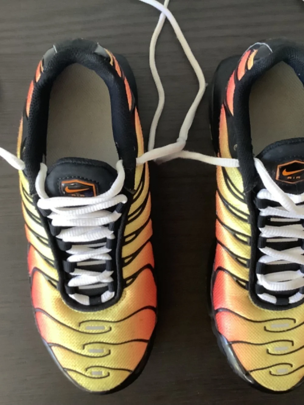 NIKE AIR MAX PLUS (GS) BLACK HABANERO RED YELLOW AR1852 017 SIZE 4YR LACE UP